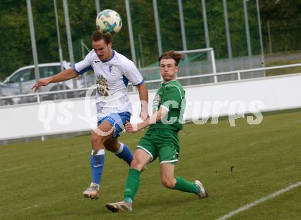 Fussball. Unterliga West. Landskron gegen Sachsenburg.  Raphael Simon Staguller,  (Landskron),  Elias August Kaim   (Sachsenburg). Landskron, 16.10.2016.
Foto: Kuess
---
pressefotos, pressefotografie, kuess, qs, qspictures, sport, bild, bilder, bilddatenbank