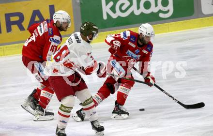 EBEL. Eishockey Bundesliga. KAC gegen	HCB Suedtirol Alperia. Thomas Vallant, Rok Ticar,  (KAC),  Joseph Mizzi (Bozen). Klagenfurt, am 22.10.2021.
Foto: Kuess
www.qspictures.net

---
pressefotos, pressefotografie, kuess, qs, qspictures, sport, bild, bilder, bilddatenbank