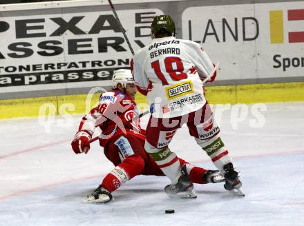 EBEL. Eishockey Bundesliga. KAC gegen	HCB Suedtirol Alperia. Johannes Bischofberger,  (KAC), Anton Bernard  (Bozen). Klagenfurt, am 22.10.2021.
Foto: Kuess
www.qspictures.net

---
pressefotos, pressefotografie, kuess, qs, qspictures, sport, bild, bilder, bilddatenbank