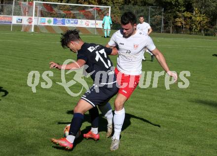Fussball. Kaerntner Liga. Ferlach Atus gegen ATSV Wolfsberg.  Julian Voelz  (Ferlach),    Maximilian Sorger (Wolfsberg). Ferlach, 23.10.2021.
Foto: Kuess
---
pressefotos, pressefotografie, kuess, qs, qspictures, sport, bild, bilder, bilddatenbank