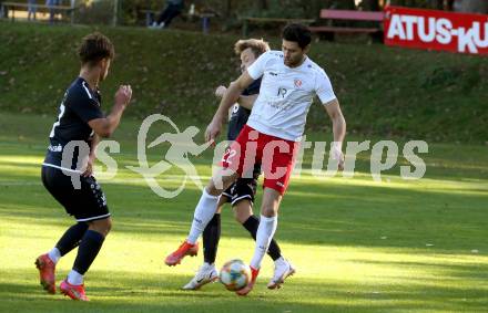 Fussball. Kaerntner Liga. Ferlach Atus gegen ATSV Wolfsberg.  Stephan Buergler (Ferlach),  Hubert Kothmaier  (Wolfsberg). Ferlach, 23.10.2021.
Foto: Kuess
---
pressefotos, pressefotografie, kuess, qs, qspictures, sport, bild, bilder, bilddatenbank