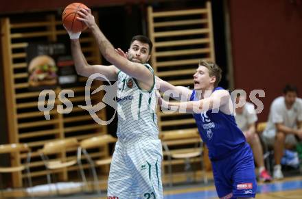 Basketball Austria Cup 2021/22.  KOS Celovec gegen  Vienna D.C. Timberwolves. Marin Sliskovic (KOS), Jonas John  (Timberwolves). Klagenfurt, am 24.10.2021.
Foto: Kuess
www.qspictures.net
---
pressefotos, pressefotografie, kuess, qs, qspictures, sport, bild, bilder, bilddatenbank