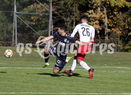 Fussball. Kaerntner Liga. Ferlach Atus gegen ATSV Wolfsberg.  Martin Sustersic (Ferlach),  Bastian Rupp  (Wolfsberg). Ferlach, 23.10.2021.
Foto: Kuess
---
pressefotos, pressefotografie, kuess, qs, qspictures, sport, bild, bilder, bilddatenbank