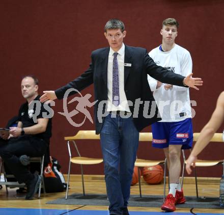 Basketball Austria Cup 2021/22.  KOS Celovec gegen  Vienna D.C. Timberwolves. Trainer  Hubert Schmidt (Timberwolves). Klagenfurt, am 24.10.2021.
Foto: Kuess
www.qspictures.net
---
pressefotos, pressefotografie, kuess, qs, qspictures, sport, bild, bilder, bilddatenbank