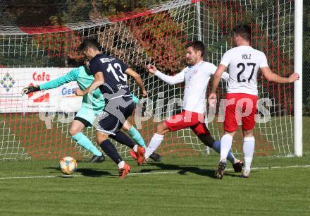 Fussball. Kaerntner Liga. Ferlach Atus gegen ATSV Wolfsberg. Florian Heindl, Hannes Esterle,  Julian Voelz (Ferlach),    Bastian Rupp (Wolfsberg). Ferlach, 23.10.2021.
Foto: Kuess
---
pressefotos, pressefotografie, kuess, qs, qspictures, sport, bild, bilder, bilddatenbank