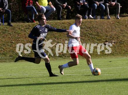 Fussball. Kaerntner Liga. Ferlach Atus gegen ATSV Wolfsberg. Hannes Marcel Schwarz  (Ferlach),  Maximilian Gollner  (Wolfsberg). Ferlach, 23.10.2021.
Foto: Kuess
---
pressefotos, pressefotografie, kuess, qs, qspictures, sport, bild, bilder, bilddatenbank