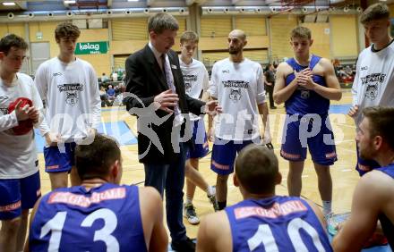 Basketball Austria Cup 2021/22.  KOS Celovec gegen  Vienna D.C. Timberwolves. Trainer  Hubert Schmidt (Timberwolves). Klagenfurt, am 24.10.2021.
Foto: Kuess
www.qspictures.net
---
pressefotos, pressefotografie, kuess, qs, qspictures, sport, bild, bilder, bilddatenbank