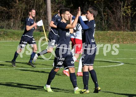 Fussball. Kaerntner Liga. Ferlach Atus gegen ATSV Wolfsberg.  Torjubel  Bastian Rupp, Philipp Michael Baumgartner, (Wolfsberg). Ferlach, 23.10.2021.
Foto: Kuess
---
pressefotos, pressefotografie, kuess, qs, qspictures, sport, bild, bilder, bilddatenbank