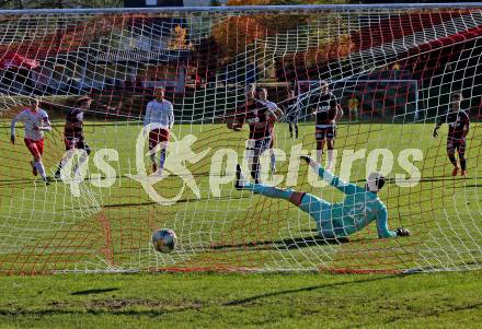 Fussball. Kaerntner Liga. Ferlach Atus gegen ATSV Wolfsberg.  Florian Heindl  (Ferlach),  Patrick Pfennich   (Wolfsberg). Ferlach, 23.10.2021.
Foto: Kuess
---
pressefotos, pressefotografie, kuess, qs, qspictures, sport, bild, bilder, bilddatenbank