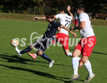 Fussball. Kaerntner Liga. Ferlach Atus gegen ATSV Wolfsberg.  Stephan Buergler (Ferlach),  Daniel Schrammel  (Wolfsberg). Ferlach, 23.10.2021.
Foto: Kuess
---
pressefotos, pressefotografie, kuess, qs, qspictures, sport, bild, bilder, bilddatenbank