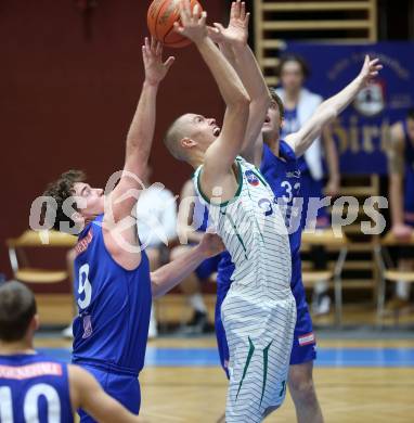 Basketball Austria Cup 2021/22.  KOS Celovec gegen  Vienna D.C. Timberwolves. Erik Groznik (KOS), Philipp D'Angelo , Omer Suljanovic  (Timberwolves). Klagenfurt, am 24.10.2021.
Foto: Kuess
www.qspictures.net
---
pressefotos, pressefotografie, kuess, qs, qspictures, sport, bild, bilder, bilddatenbank