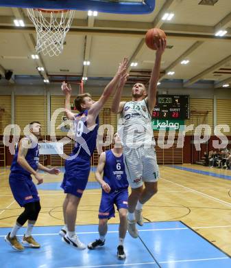 Basketball Austria Cup 2021/22.  KOS Celovec gegen  Vienna D.C. Timberwolves. Marko Gutalj (KOS), Jonas John  (Timberwolves). Klagenfurt, am 24.10.2021.
Foto: Kuess
www.qspictures.net
---
pressefotos, pressefotografie, kuess, qs, qspictures, sport, bild, bilder, bilddatenbank