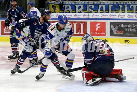 EBEL. Eishockey Bundesliga. VSV gegen Fehervar AV19.  John Hughes,  (VSV),  Daniel Szabo, Rasmus Tirronen (Fehervar AV19). Villach, am 26.10.2021.
Foto: Kuess
www.qspictures.net
---
pressefotos, pressefotografie, kuess, qs, qspictures, sport, bild, bilder, bilddatenbank
