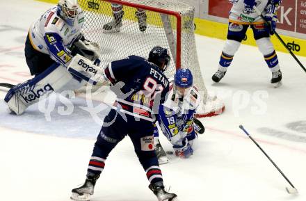 EBEL. Eishockey Bundesliga. VSV gegen Fehervar AV19.  Stefan Bacher, Andreas Bernard, (VSV),  Alexander Petan  (Fehervar AV19). Villach, am 26.10.2021.
Foto: Kuess
www.qspictures.net
---
pressefotos, pressefotografie, kuess, qs, qspictures, sport, bild, bilder, bilddatenbank