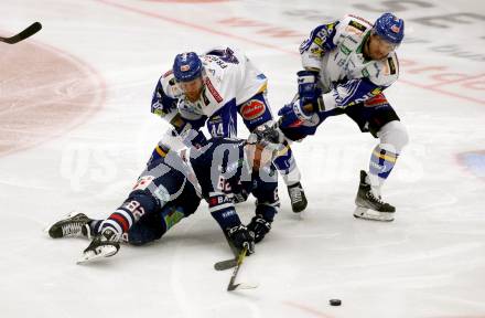 EBEL. Eishockey Bundesliga. VSV gegen Fehervar AV19.  Jamie Fraser, Derek Joslin, (VSV),  Balint Magosi  (Fehervar AV19). Villach, am 26.10.2021.
Foto: Kuess
www.qspictures.net
---
pressefotos, pressefotografie, kuess, qs, qspictures, sport, bild, bilder, bilddatenbank