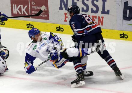 EBEL. Eishockey Bundesliga. VSV gegen Fehervar AV19.  Derek Joslin, (VSV), Balint Magosi   (Fehervar AV19). Villach, am 26.10.2021.
Foto: Kuess
www.qspictures.net
---
pressefotos, pressefotografie, kuess, qs, qspictures, sport, bild, bilder, bilddatenbank