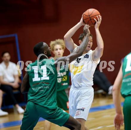 Basketball Zweite Liga 2021/2022. Grunddurchgang 4. Runde.  Woerthersee Piraten gegen Dornbirn Lions. Jan-Arne Apschner (Piraten), Thimothee Troussel  (Dornbirn). Klagenfurt, am 30.10.2021.
Foto: Kuess
www.qspictures.net

---
pressefotos, pressefotografie, kuess, qs, qspictures, sport, bild, bilder, bilddatenbank