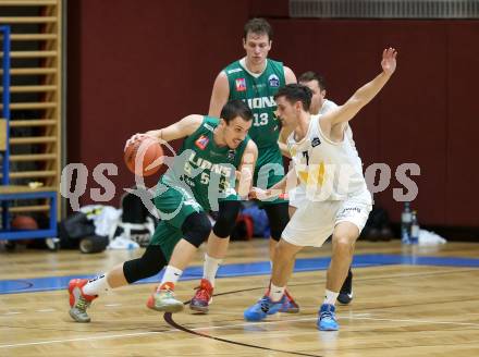 Basketball Zweite Liga 2021/2022. Grunddurchgang 4. Runde.  Woerthersee Piraten gegen Dornbirn Lions.  Jure Bavdek (Piraten), Christos Bratsiakos  (Dornbirn). Klagenfurt, am 30.10.2021.
Foto: Kuess
www.qspictures.net

---
pressefotos, pressefotografie, kuess, qs, qspictures, sport, bild, bilder, bilddatenbank