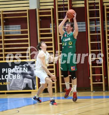 Basketball Zweite Liga 2021/2022. Grunddurchgang 4. Runde.  Woerthersee Piraten gegen Dornbirn Lions. Simon Finzgar (Piraten), Georgios Tsimidis  (Dornbirn). Klagenfurt, am 30.10.2021.
Foto: Kuess
www.qspictures.net

---
pressefotos, pressefotografie, kuess, qs, qspictures, sport, bild, bilder, bilddatenbank