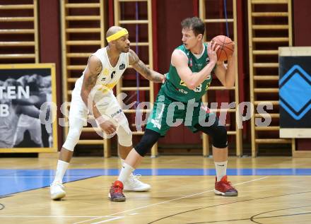 Basketball Zweite Liga 2021/2022. Grunddurchgang 4. Runde.  Woerthersee Piraten gegen Dornbirn Lions. Shawn Ray (Piraten), Georgios Tsimidis  (Dornbirn). Klagenfurt, am 30.10.2021.
Foto: Kuess
www.qspictures.net

---
pressefotos, pressefotografie, kuess, qs, qspictures, sport, bild, bilder, bilddatenbank