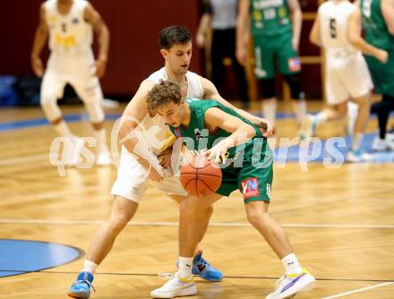 Basketball Zweite Liga 2021/2022. Grunddurchgang 4. Runde.  Woerthersee Piraten gegen Dornbirn Lions. Jure Bavdek (Piraten), Luis Erath  (Dornbirn). Klagenfurt, am 30.10.2021.
Foto: Kuess
www.qspictures.net

---
pressefotos, pressefotografie, kuess, qs, qspictures, sport, bild, bilder, bilddatenbank