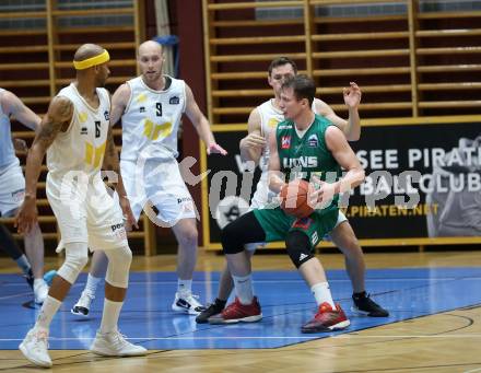 Basketball Zweite Liga 2021/2022. Grunddurchgang 4. Runde.  Woerthersee Piraten gegen Dornbirn Lions. Shawn Ray, Sead Mulalic, Jan-Arne Apschner  (Piraten), Georgios Tsimidis  (Dornbirn). Klagenfurt, am 30.10.2021.
Foto: Kuess
www.qspictures.net

---
pressefotos, pressefotografie, kuess, qs, qspictures, sport, bild, bilder, bilddatenbank