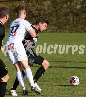 Fussball. Kaerntner Liga. Maria Saal gegen Koettmannsdorf. Jon Benkovic  (Maria Saal),  Ziga Erzen (Koettmannsdorf). Maria Saal, 30.10.2021.
Foto: Kuess
---
pressefotos, pressefotografie, kuess, qs, qspictures, sport, bild, bilder, bilddatenbank