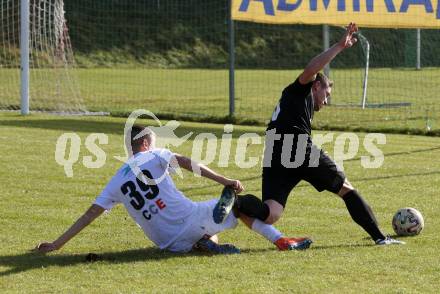 Fussball. Kaerntner Liga. Maria Saal gegen Koettmannsdorf.  Kenen Bosnic (Maria Saal), Nace Erzen  (Koettmannsdorf). Maria Saal, 30.10.2021.
Foto: Kuess
---
pressefotos, pressefotografie, kuess, qs, qspictures, sport, bild, bilder, bilddatenbank