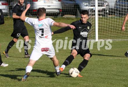 Fussball. Kaerntner Liga. Maria Saal gegen Koettmannsdorf.  Tim Oman (Maria Saal),  Adis Ajkic (Koettmannsdorf). Maria Saal, 30.10.2021.
Foto: Kuess
---
pressefotos, pressefotografie, kuess, qs, qspictures, sport, bild, bilder, bilddatenbank