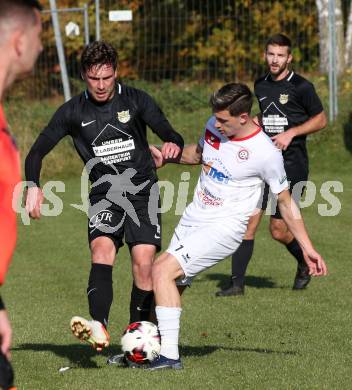 Fussball. Kaerntner Liga. Maria Saal gegen Koettmannsdorf.  Tim Oman  (Maria Saal), Ziga Erzen  (Koettmannsdorf). Maria Saal, 30.10.2021.
Foto: Kuess
---
pressefotos, pressefotografie, kuess, qs, qspictures, sport, bild, bilder, bilddatenbank