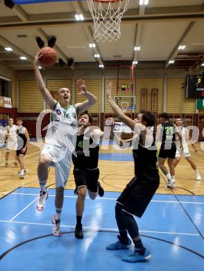 Basketball Zweite Liga 2021/2022. Grunddurchgang 5. Runde.  KOS Celovec gegen Basket Flames. Erik Groznik (KOS), Lazar Gagic , Lorenz Gerstendoerfer  (Basket Flames). Klagenfurt, am 6.11.2021.
Foto: Kuess
www.qspictures.net
---
pressefotos, pressefotografie, kuess, qs, qspictures, sport, bild, bilder, bilddatenbank