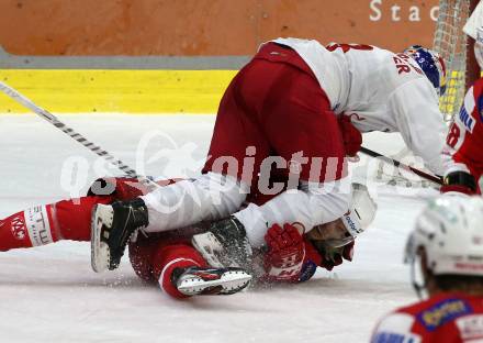 EBEL. Eishockey Bundesliga. KAC gegen  EC Red Bull Salzburg. Fraser Matthew (KAC),  Schneider Peter (Salzburg). Klagenfurt, am 7.11.2021.
Foto: Kuess
www.qspictures.net

---
pressefotos, pressefotografie, kuess, qs, qspictures, sport, bild, bilder, bilddatenbank