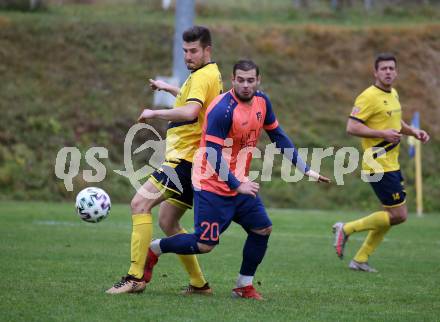 Fussball. 1. Klasse D. DSG Ferlach gegen Tainach. Rok Elsner  (Ferlach), Guenther Zussner  (Tainach). Ferlach, 6.11.2021.
Foto: Kuess
---
pressefotos, pressefotografie, kuess, qs, qspictures, sport, bild, bilder, bilddatenbank
