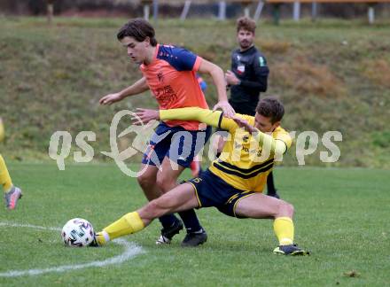 Fussball. 1. Klasse D. DSG Ferlach gegen Tainach.  Philipp Friesacher (Ferlach),  Fabian Klaus Anetitsch (Tainach). Ferlach, 6.11.2021.
Foto: Kuess
---
pressefotos, pressefotografie, kuess, qs, qspictures, sport, bild, bilder, bilddatenbank