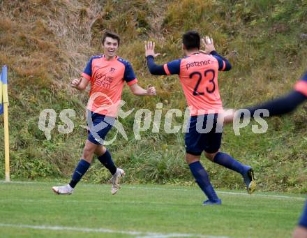Fussball. 1. Klasse D. DSG Ferlach gegen Tainach.  Torjubel Stefan Opietnik,  Adnan Huremovic  (Tainach). Ferlach, 6.11.2021.
Foto: Kuess
---
pressefotos, pressefotografie, kuess, qs, qspictures, sport, bild, bilder, bilddatenbank