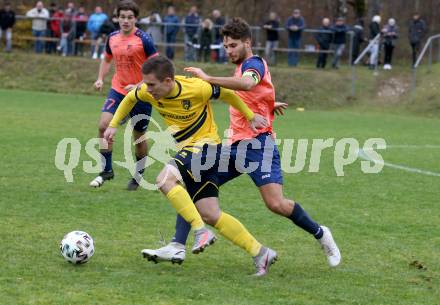 Fussball. 1. Klasse D. DSG Ferlach gegen Tainach.   Thomas Schmautz  (Ferlach),  Martin Sertschnigg  (Tainach). Ferlach, 6.11.2021.
Foto: Kuess
---
pressefotos, pressefotografie, kuess, qs, qspictures, sport, bild, bilder, bilddatenbank