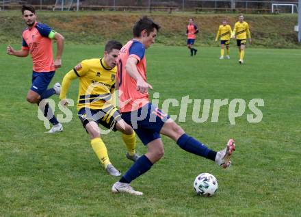 Fussball. 1. Klasse D. DSG Ferlach gegen Tainach.  Thomas Schmautz  (Ferlach), Stefan Opietnik  (Tainach). Ferlach, 6.11.2021.
Foto: Kuess
---
pressefotos, pressefotografie, kuess, qs, qspictures, sport, bild, bilder, bilddatenbank