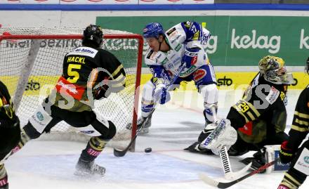 EBEL. Eishockey Bundesliga. VSV gegen spusu Vienna Capitals.  Scott Kosmachuk, (VSV), Dominic Hackl, Bernhard Starkbaum   (Vienna Capitals). Villach, am 26.11.2021.
Foto: Kuess
www.qspictures.net
---
pressefotos, pressefotografie, kuess, qs, qspictures, sport, bild, bilder, bilddatenbank