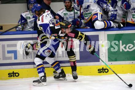 EBEL. Eishockey Bundesliga. VSV gegen spusu Vienna Capitals.  Anton Karlsson,  (VSV),  Armin Preiser (Vienna Capitals). Villach, am 26.11.2021.
Foto: Kuess
www.qspictures.net
---
pressefotos, pressefotografie, kuess, qs, qspictures, sport, bild, bilder, bilddatenbank