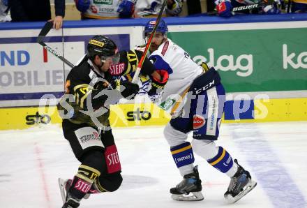 EBEL. Eishockey Bundesliga. VSV gegen spusu Vienna Capitals. Brett Flemming,  (VSV), Joel Lowry   (Vienna Capitals). Villach, am 26.11.2021.
Foto: Kuess
www.qspictures.net
---
pressefotos, pressefotografie, kuess, qs, qspictures, sport, bild, bilder, bilddatenbank