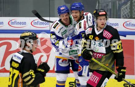 EBEL. Eishockey Bundesliga. VSV gegen spusu Vienna Capitals.  Torjubel Scott Kosmachuk, John Hughes (VSV). Villach, am 26.11.2021.
Foto: Kuess
www.qspictures.net
---
pressefotos, pressefotografie, kuess, qs, qspictures, sport, bild, bilder, bilddatenbank