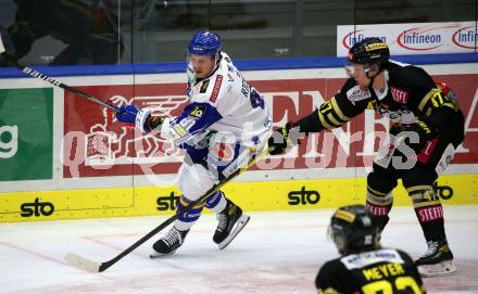EBEL. Eishockey Bundesliga. VSV gegen spusu Vienna Capitals. Marco Richter,  (VSV),  Joel Lowry  (Vienna Capitals). Villach, am 26.11.2021.
Foto: Kuess
www.qspictures.net
---
pressefotos, pressefotografie, kuess, qs, qspictures, sport, bild, bilder, bilddatenbank