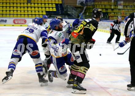 EBEL. Eishockey Bundesliga. VSV gegen spusu Vienna Capitals. Travis Oleksuk,  (VSV), Luke Moncada   (Vienna Capitals). Villach, am 26.11.2021.
Foto: Kuess
www.qspictures.net
---
pressefotos, pressefotografie, kuess, qs, qspictures, sport, bild, bilder, bilddatenbank