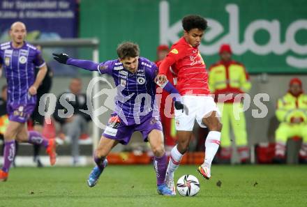 Fussball. Bundesliga. SK Austria Klagenfurt gegen  FC Red Bull Salzburg.   Thorsten Mahrer,  (Klagenfurt), Karim Adeyemi (Salzburg ). Klagenfurt, am 27.11.2021.
Foto: Kuess
www.qspictures.net
---
pressefotos, pressefotografie, kuess, qs, qspictures, sport, bild, bilder, bilddatenbank