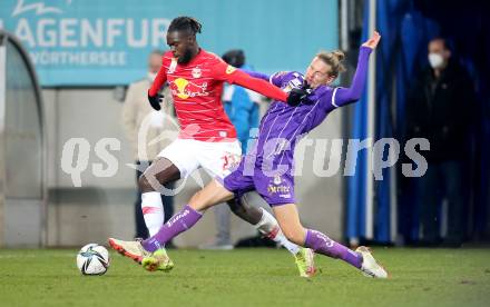 Fussball. Bundesliga. SK Austria Klagenfurt gegen  FC Red Bull Salzburg.   Patrick Greil,  (Klagenfurt), Oumar Mickael Solet Bomawoko (Salzburg ). Klagenfurt, am 27.11.2021.
Foto: Kuess
www.qspictures.net
---
pressefotos, pressefotografie, kuess, qs, qspictures, sport, bild, bilder, bilddatenbank