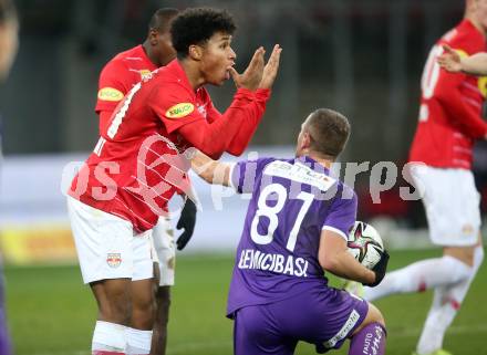 Fussball. Bundesliga. SK Austria Klagenfurt gegen  FC Red Bull Salzburg.   Turgay Gemicibasi,  (Klagenfurt), Karim Adeyemi (Salzburg ). Klagenfurt, am 27.11.2021.
Foto: Kuess
www.qspictures.net
---
pressefotos, pressefotografie, kuess, qs, qspictures, sport, bild, bilder, bilddatenbank