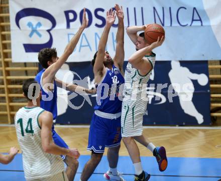 Basketball Zweite Liga 2021/2022. Grunddurchgang 7. Runde.  KOS Celovec gegen Kufstein Towers. Grega Sajevic (KOS), Thomas Pirchner, Ignacio Trujillo (Kufstein). Klagenfurt, am 27.11.2021.
Foto: Kuess
www.qspictures.net
---
pressefotos, pressefotografie, kuess, qs, qspictures, sport, bild, bilder, bilddatenbank