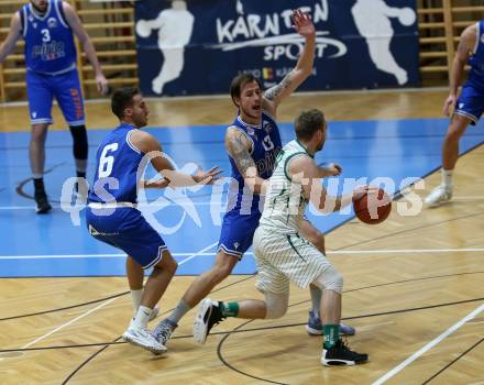 Basketball Zweite Liga 2021/2022. Grunddurchgang 7. Runde.  KOS Celovec gegen Kufstein Towers. Tim Huber (KOS), Luka Bozak , Fabio Thaler (Kufstein). Klagenfurt, am 27.11.2021.
Foto: Kuess
www.qspictures.net
---
pressefotos, pressefotografie, kuess, qs, qspictures, sport, bild, bilder, bilddatenbank