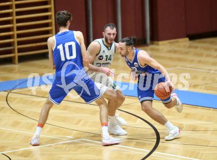 Basketball Zweite Liga 2021/2022. Grunddurchgang 7. Runde.  KOS Celovec gegen Kufstein Towers. Marko Gutalj (KOS), Thomas Pirchner, Ignacio Trujillo  (Kufstein). Klagenfurt, am 27.11.2021.
Foto: Kuess
www.qspictures.net
---
pressefotos, pressefotografie, kuess, qs, qspictures, sport, bild, bilder, bilddatenbank