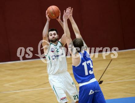 Basketball Zweite Liga 2021/2022. Grunddurchgang 7. Runde.  KOS Celovec gegen Kufstein Towers. Marin Sliskovic (KOS), Fabio Thaler (Kufstein). Klagenfurt, am 27.11.2021.
Foto: Kuess
www.qspictures.net
---
pressefotos, pressefotografie, kuess, qs, qspictures, sport, bild, bilder, bilddatenbank